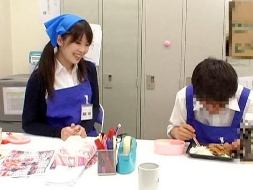 ＜ハメ撮りｘ人妻＞日々の生活にストレス抱えた欲求不満おばさんがパート先で若い同僚と肉欲セックス！