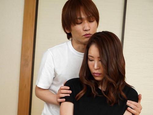 【人妻】欲望に抗えない淫らな人妻が自らの手では満たされず、隣の男を誘い込み、情熱的な関係に！