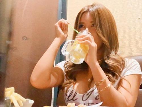 ＜素人ナンパ＞いつでもヤりたい年頃の巨乳美人ギャルがナンパチン〇をしゃぶって淫乱セックス！