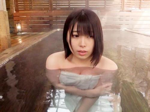＜若妻ｘ温泉＞たわわに実ったおっぱいの淫乱若妻が他人棒にマン〇を差し出しハメまくる！