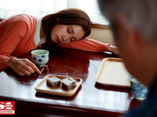 熟練した魅力的な人妻が、義父の絶妙な愛撫に身を委ね、悦楽の深淵へと沈んでいく！耳朶からうなじ、隠された秘部に至るまで、彼女の情欲が解放される瞬間を絶対に見逃すな！