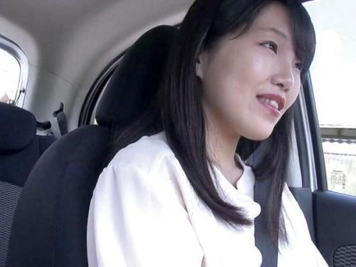 【素人妻】配偶者を顧みず、別の男性の腕に身を委ねる美貌の妻の情欲溢れる官能的冒険