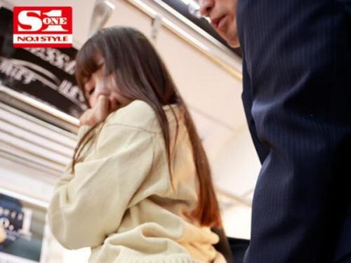 繰り返し痴漢される美しい巨乳の女子高生が、熟練の年配男性の指技に初めての快感を感じ、虜となった彼女が新たな欲望に目覚める…♡