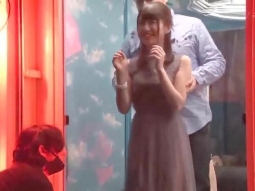 ＜逆転マジックミラー号＞反転ミラーと知らずにみんなの前でドスケベセックス公開しちゃう素人美女！