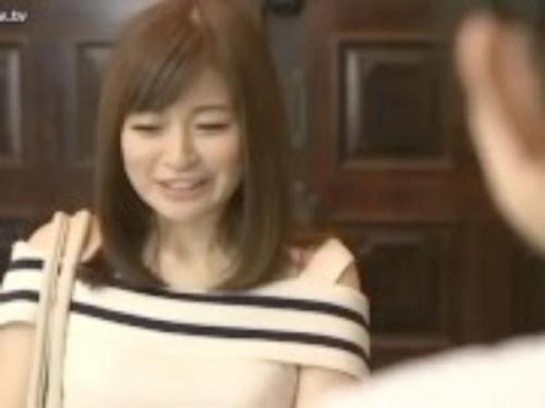 ＜新山沙弥ｘ母の友人＞妖艶ボディの美熟女人妻が友人の息子のチン〇を咥えて倒錯不倫セックス！