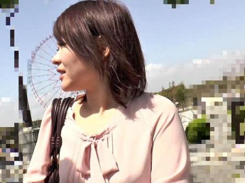 【不倫】人妻をナンパして極太の他人棒で膣奥をガン突き！！イケナイと思いつつも快楽には抗えずに本気の中出しセックス！