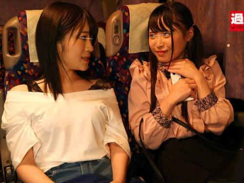 夜行バスで隣の魅惑的な女性に触れられ、声を抑えきれないまま快楽の渦に巻き込まれ、濃密なレズビアンの情事で絶頂を迎え、完全に虜にされる！