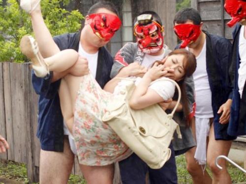 ＜翔田千里＞夫の故郷での妖艶な風習により魅惑の薬を飲まされ、村人たちの情熱に翻弄される都会育ちの洗練された妻！