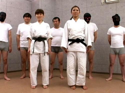 女性空手家がM男の大切な部分に鋭い蹴りと突きを決める瞬間！