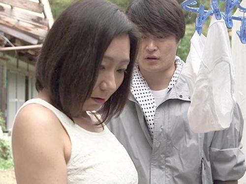 女を忘れた未亡人熟女に若者が告白！！久々のＳＥＸに燃え上がり車の中で我を忘れて濃厚ＳＥＸ！