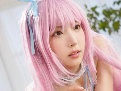 【三上悠亜】豊満なバストを持つコスプレ美女と服を着たままの情熱的な交尾！彼女の秘部に肉棒を深く突き入れ、激しく動かす！その過激さがエロすぎ！