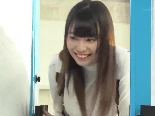 ＜マジックミラー号＞クビレ巨乳のニット美人お姉さんが早漏チン〇を優しくしごいてザーメン絞り！