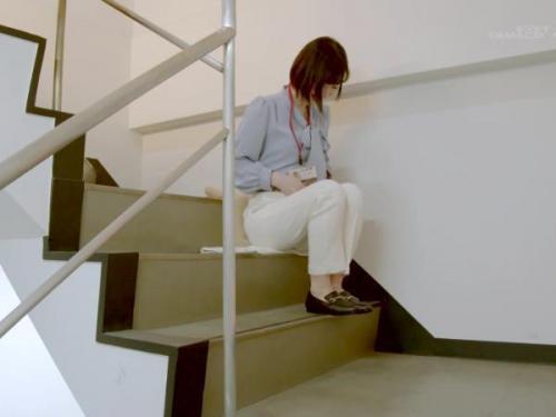 【官能映像】複数の快楽に溺れるSOD女性社員、社員証を掲げて絶頂の嵐！
