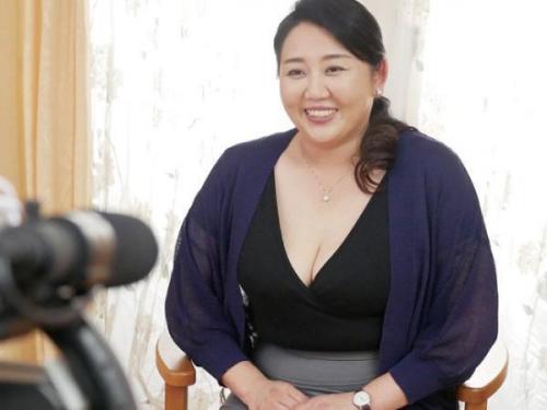 ＜AVデビューｘ豊満熟女＞長年夫に抱かれず性欲溜まったおデブおばさんが豊満ボディを晒す！