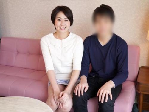 ＜ハメ撮りｘ近親相姦＞長らくセックスレスな美人母が我が子の肉棒にハメられ禁断セックス！