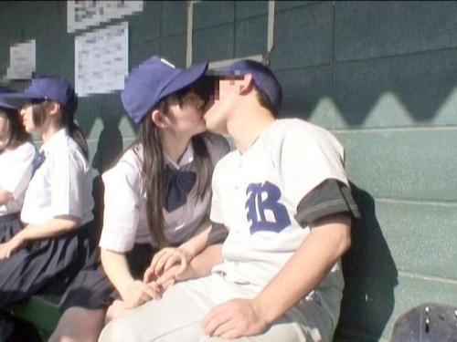 【フェラ】美人な女性マネージャーが試合のプレッシャーを和らげるために、部員の肉棒を口に含み、激しく愛し合う！