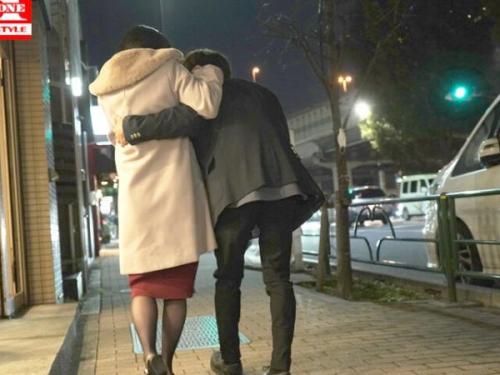 【NTR】夫との距離を感じ始めた豊満な女教師が同窓会で元生徒と再会し、情熱的に求め合う夜