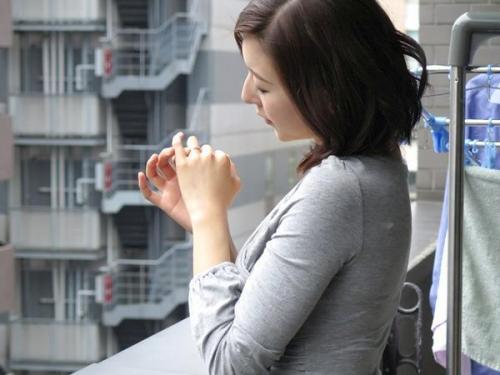 ＜松下紗栄子＞亭主一筋の貞淑美人妻が昔の上司につけ込まれて美巨乳ボディをハメられる！