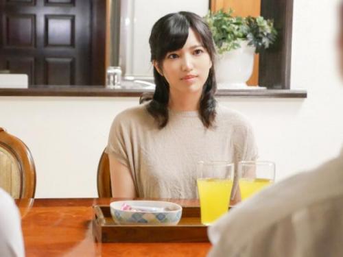＜根尾あかりｘ友達の母＞亭主のチン〇に飽きちゃった美人ママが友人の息子を誘惑ファック！