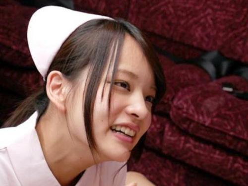 【中出し】「我慢できたら…中に出していいよ♡」おっぱいは小さいけど、フェラテクは超一流！爆音フェラを我慢できれば中出しゲット！パイパンマンコは激しく突かれる