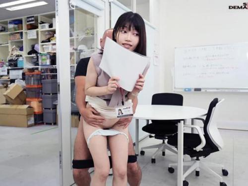 （オンラインミーティング中に覆いかぶさるSODの魅惑的な女性社員）リモート会議の最中、乗りこなされるSODの美しき社員