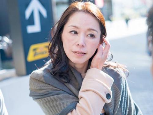 ＜人妻ナンパｘ五十路＞いくつになってもチン〇が欲しい淫乱熟女人妻が若い肉棒にハメられイキまくる！