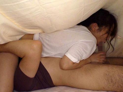 禁断の背徳感が極上の快楽をもたらす！彼氏や夫の目の前で、淫らな人妻がNTRの誘惑に溺れ、絶頂の彼方へと導かれる！