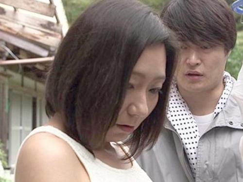 【ながえ】「おばさんでも…いいの？」20も歳下の男の告白を、夫を亡くした寂しさから受け入れてしまう。久しぶりのSEXて女を思い出し、未処理のワキなど気にせずハメまくる！