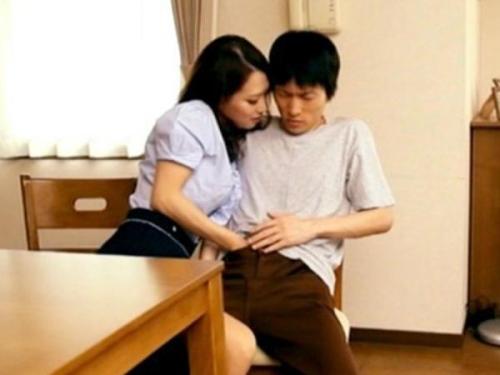 ＜柳田やよい＞最近チン〇がご無沙汰な発情熟女人妻が息子の友達を誘惑手コキでザーメン絞り！