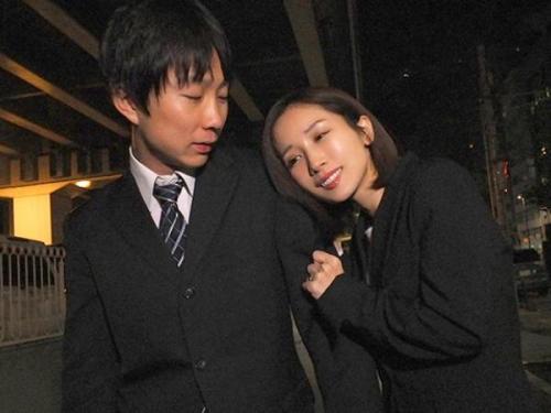 ＜小島みなみｘ女上司＞激務続きで性欲溜まった美人上司が冴えない部下に跨り肉食セックス！
