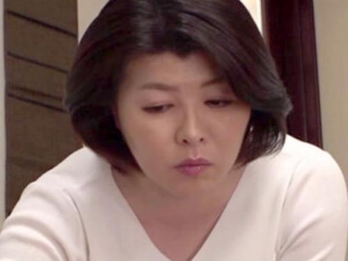 【岡江凛】「中で大きくなってる!♡」女の喜びを思い出した熟女は義理の息子に欲情する。場所を選ばず咥えこみ、年下の絶倫を求めてしまう