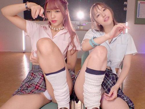 ＜百永さりなｘ木下ひまり＞いつでもヤりたい年頃の制服美少女が同級生を痴女ってザーメン祭り‼