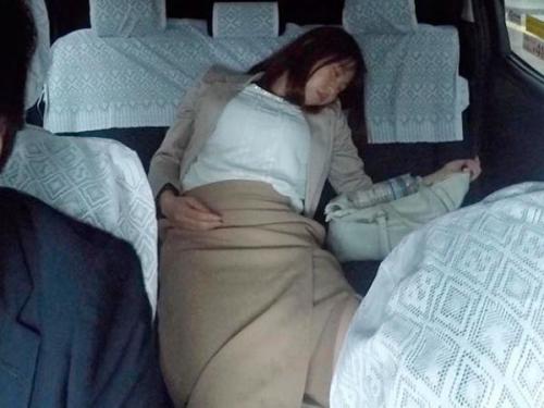 ＜泥酔OL＞泥酔しちゃってタクシーで帰宅途中の美人OLが運ちゃんチンポを咥えて欲情カーセックス！