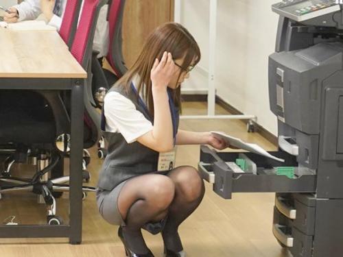 【脅迫】新入社員の女性の秘密を知り、オフィス内でエロな行為に及ぶ悪魔のような映像