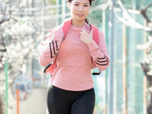 【フェラチオ】「豊満なヒップを誇る肉食系女子大生アスリートがカメラの前で淫らな快楽に溺れる！男性俳優に弄ばれ、口淫に没頭！」