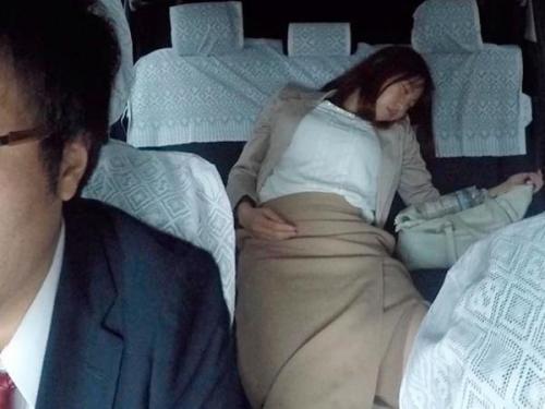 ＜レイプｘタクシー＞酔い潰れた美人OLがタクシー帰りの途中で運ちゃんに勃起チンポをねじ込まれる！