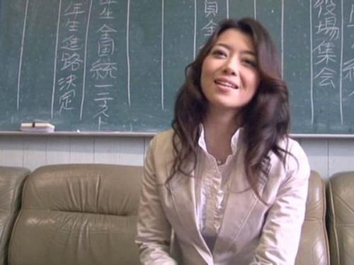 【熟女】北条麻妃先生が母校の生徒たちに捧げる、身体を張った保健体育の授業！性愛を通じて生徒と心を通わせる新たな教育の形