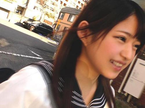 制服姿の淫乱美少女がバイブを深く飲み込み、若々しい身体で快楽に溺れる！喘ぎ声を上げながら乱れる彼女の姿は、まさに官能的な魅力を放つ。