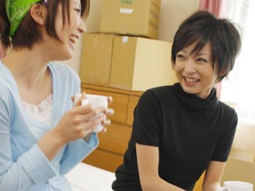 ＜人妻ｘレズ＞自由奔放なレズ熟女が弟の美人妻を誘惑しヤらしく体を絡み合わせるレズセックス！
