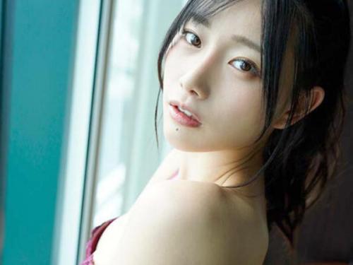 ＜三葉ちはる＞透明感のある色白美人お姉さんが勃起チンポをねっとりしゃぶって鬼ピスバックでヤらしく喘ぐ！