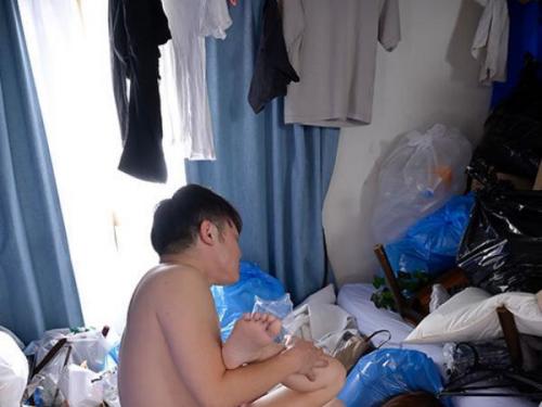 【人妻の背徳】「こんなことで心が揺れるなんて…乱雑な部屋の隣人と燃え上がる情事に溺れた官能的な妻！」