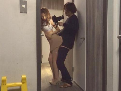 ＜三上悠亜ｘ即ハメ＞人気絶頂の巨乳美人女優が台本に無い即ハメされて訳も分からずイカされる！
