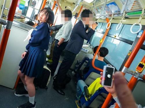 【失禁】女子学生が痴漢に狙われ、悶えながら豊かな尻を揺さぶる！恐怖か、それとも快楽か？止まらない失禁の放尿！