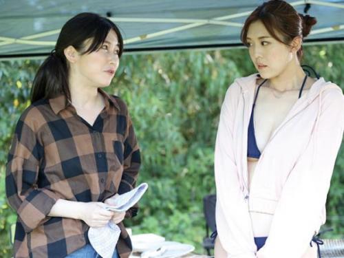 ＜キャンプｘスワッピング＞欲求不満の仲良し人妻２人が互いの夫を交換誘惑してドスケベセックス！