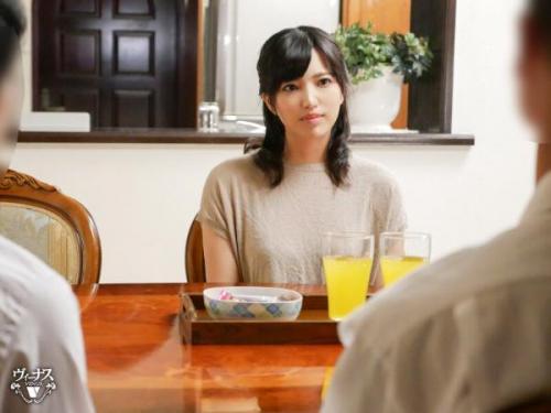 ＜根尾あかりｘ友人の母＞最近セックスレスで性欲溜まった熟女妻が息子の友達と禁断セックス！