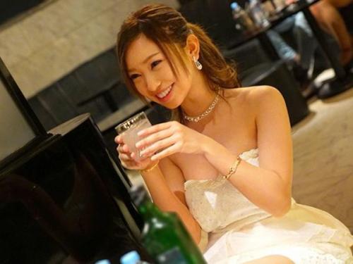＜AVデビューｘキャバ嬢＞お金もお酒も大好きな美巨乳美人嬢が肉棒2本抱えてドスケベセックス！