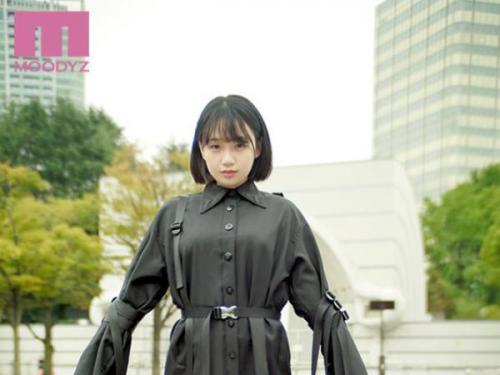 【AV初登場×しみけん】純白のSSS級美少女がカメラの前で優しく触れられ、次第に妖艶な表情に！絡み合いではしみけんの激しい攻めに圧倒される！