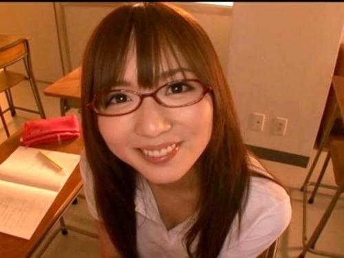 ＜麻倉憂ｘコスプレ＞エッチ大好きメガネ制服美少女が教室内で肉棒ねっとりしゃぶりザーメン搾取！