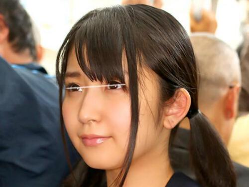 スレンダーで豊満な美少女が、変態的な痴漢の手によって淫らな娘へと変貌！圧倒的な快感に身を震わせ、喘ぎ声を上げながら狂おしいほどの快楽に溺れる濃密な調教セッション！
