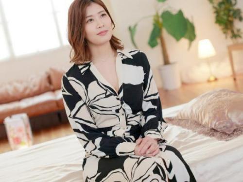＜AVデビューｘ山口さくら＞仕事一途なキャリア美熟女社員が人生初の不倫セックスでイキまくる！